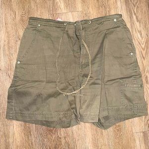 Womens Gloria Vanderbilt green cargo shorts size 12
